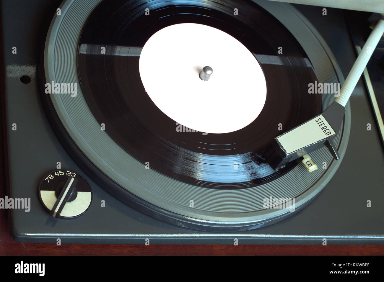 Alte vintage Record Player spielen Schallplatte mit rosa Label. Horizontal oben Ansicht Nahaufnahme Stockfoto