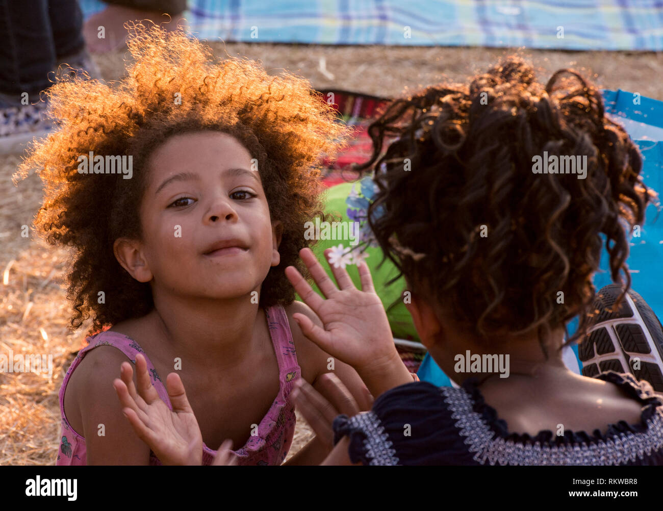 Zwei kleine Mädchen spielen auf dem Rasen bei Latitude Festival 2018. Stockfoto