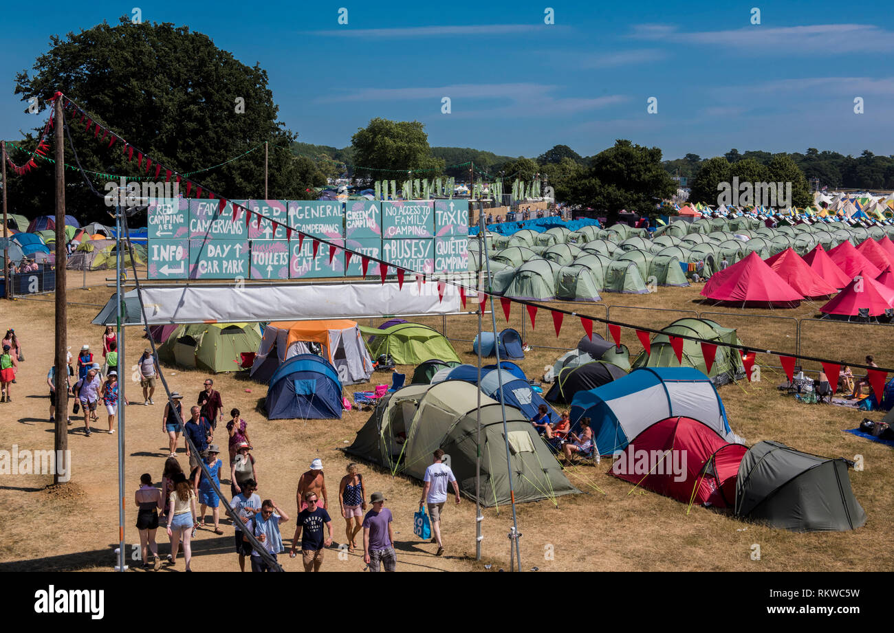 Ein Blick auf den Campingplatz des Latitude Festival 2018 mit henham Park Bäume und Felder rund um von einem der Security Watch towers genommen. Stockfoto