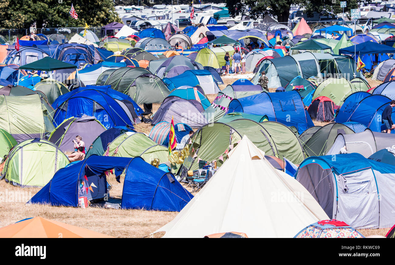 Ein Blick auf die Gepackten camping Bereich des Latitude Festival 2018 mit henham Park von einem der Security Watch towers genommen. Stockfoto
