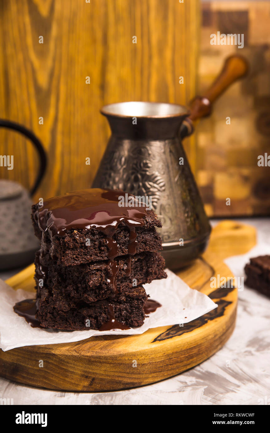 Dessert mit Kakao brownies in der Schokolade in der Nähe von Tee- und Kaffee Turk Stockfoto