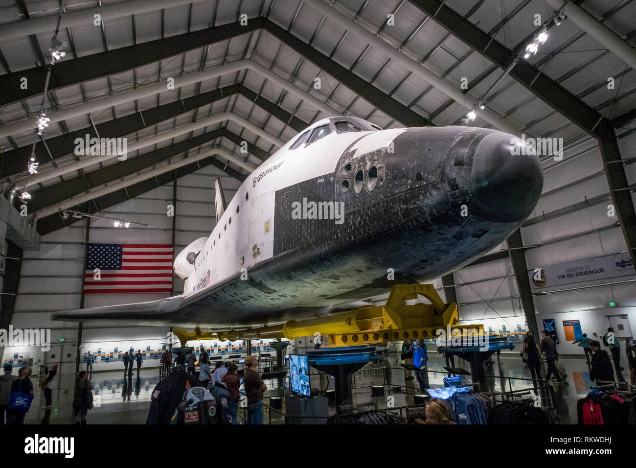 Space Shuttle Endeavour innerhalb seiner Aufhängung im California Science Center in Los Angeles. Stockfoto