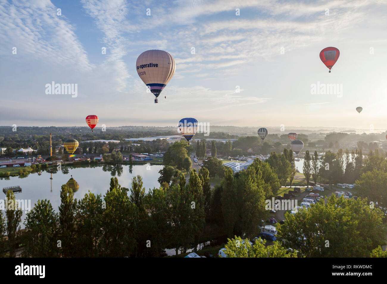 Luftballons schweben über die Zuschauer auf das Northampton Balloon Festival bei Sonnenaufgang. Stockfoto