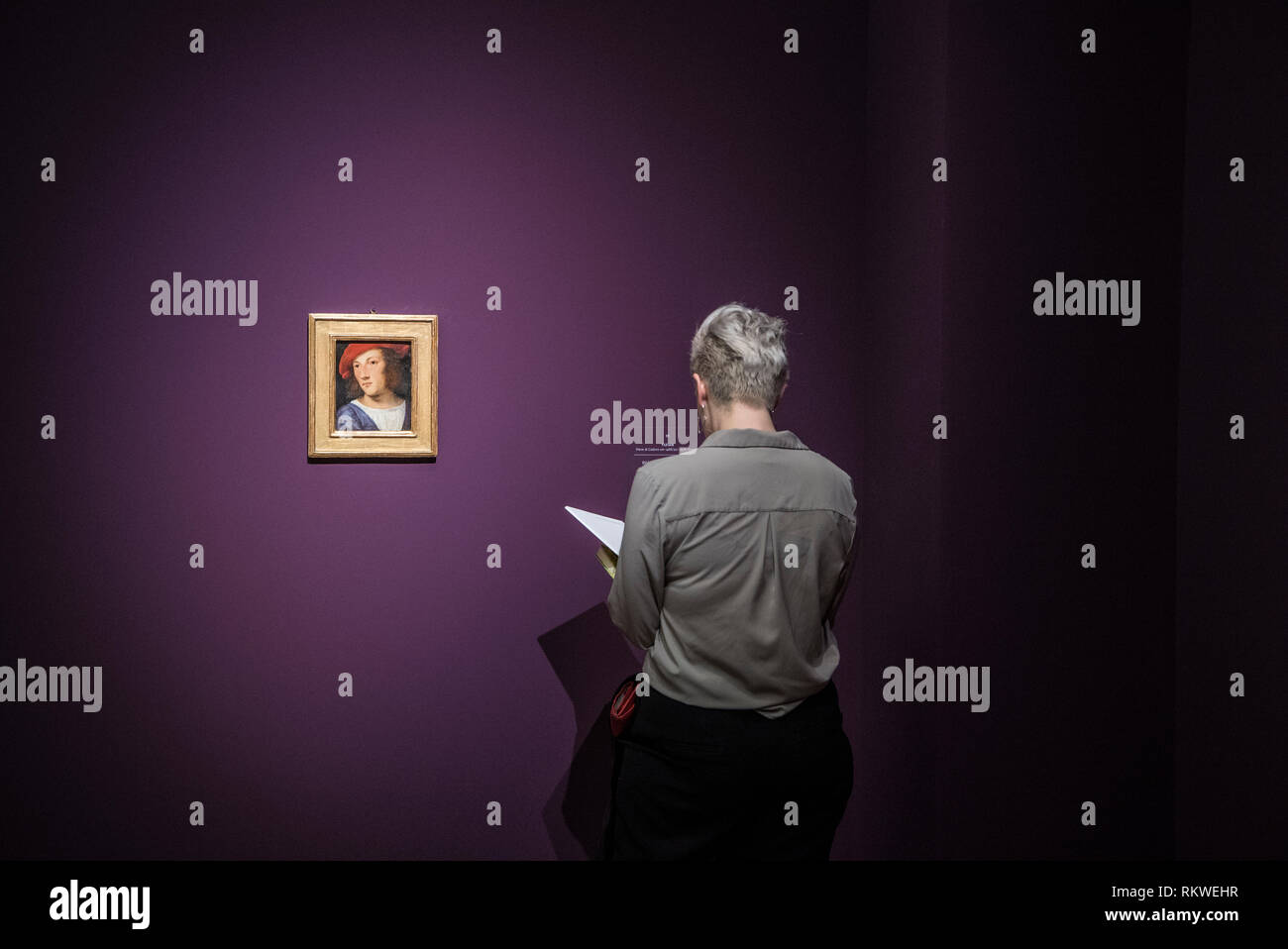 12. Februar 2019, Hessen, Frankfurt/Main: Vor dem vergleichsweise kleinen Tizian Arbeit" Porträt eines jungen Mannes', eine Frau bleibt im Städel Ausstellung 'Tizian und der Renaissance in Venedig'. Die Ausstellung dauert bis 26. Mai und zeigt mehr als 100 Werke der Venezianischen Renaissance Malerei. Foto: Boris Roessler/dpa Stockfoto