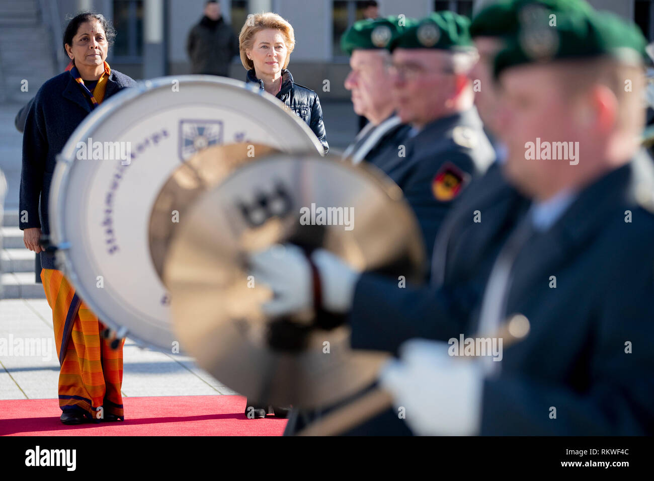 Berlin, Deutschland. 12 Feb, 2019. Nirmala Sitharaman (l), Minister für Verteidigung von Indien, und Ursula von der Leyen (CDU), Minister für Verteidigung, stand im Hof des Bundesministeriums der Verteidigung, an der Rezeption von dem indischen Minister für Verteidigung, Sitharaman, die von ihrem deutschen Pendant mit militärischen Ehren, während Soldaten vergangenen März. Credit: Christoph Soeder/dpa/Alamy leben Nachrichten Stockfoto