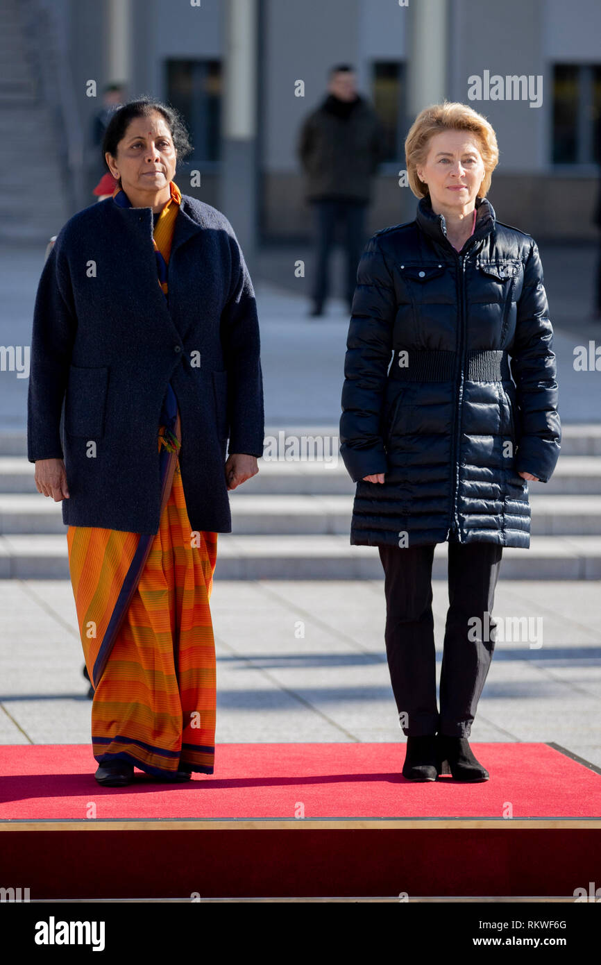 Berlin, Deutschland. 12 Feb, 2019. Nirmala Sitharaman (l), Minister für Verteidigung von Indien, und Ursula von der Leyen (CDU), Minister für Verteidigung, stehen im Innenhof des Bundesministeriums der Verteidigung, an der Rezeption von dem indischen Minister für Verteidigung, Sitharaman, die von ihrem deutschen Pendant mit militärischen Ehren. Credit: Christoph Soeder/dpa/Alamy leben Nachrichten Stockfoto