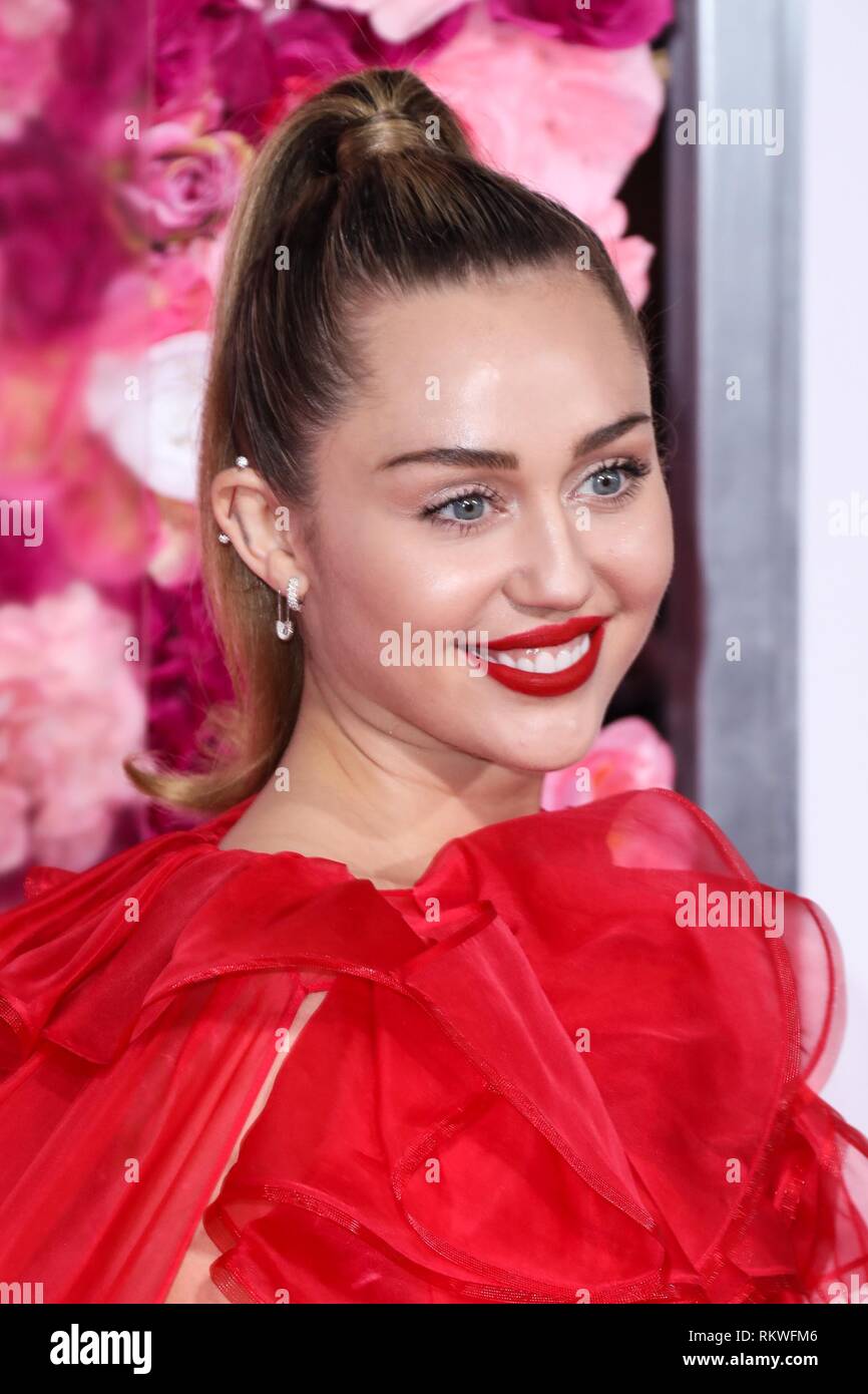 LOS ANGELES, Ca, USA - 11. Februar: Sängerin Miley Cyrus Hemsworth Valentino tragen kommt an der Los Angeles Premiere von Warner Bros. Pictures'' Ist es romantisch' am Theater im Ace Hotel am Februar 11, 2019 in Los Angeles, Kalifornien, Vereinigte Staaten. (Foto von David Acosta/Image Press Agency) Stockfoto