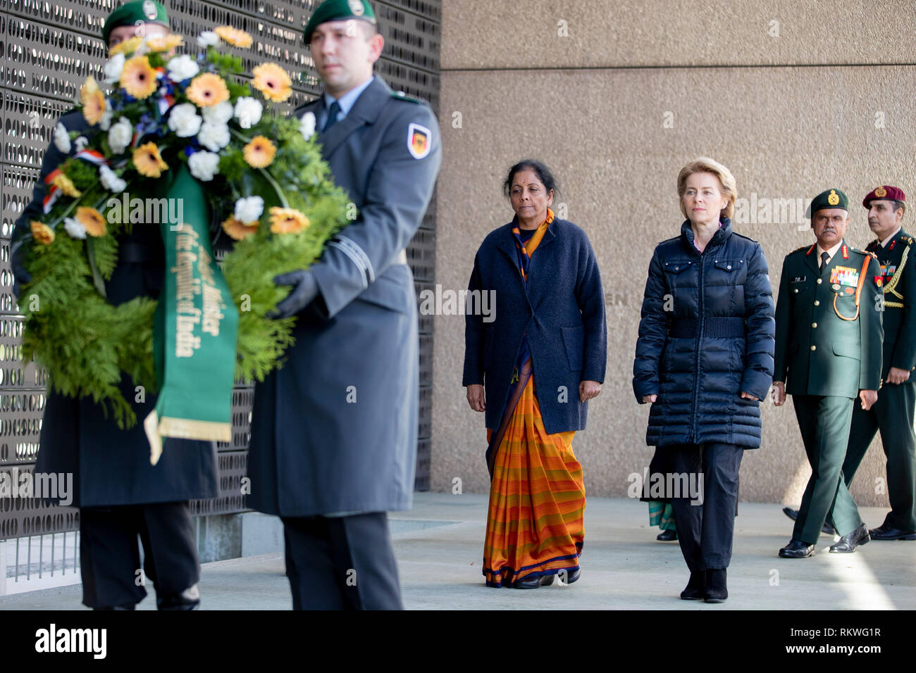 Berlin, Deutschland. 12 Feb, 2019. Nirmala Sitharaman (M), Minister für Verteidigung von Indien, und Ursula von der Leyen (CDU), Minister für Verteidigung, an der Rezeption von dem indischen Minister für Verteidigung Sitharaman von ihren deutschen Amtskollegen mit militärischen Ehren bei einer Kranzniederlegung in der Bundeswehr Memorial. Credit: Christoph Soeder/dpa/Alamy leben Nachrichten Stockfoto