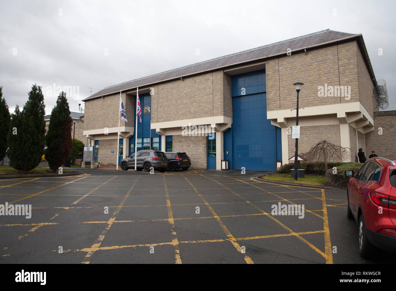 Durham, UK, 12. Februar 2019. HMP Durham, Hit durch steigende Gewalt und eine Überflutung der Drogentoten wurde versprochen, Scannen Ausrüstung nur für ihn, zu einem anderen Gefängnis umgeleitet werden, entsprechend einem Watchdog Report. Szene außerhalb der Strafanstalt heute. Kredit David Dixon/Alamy leben Nachrichten Stockfoto