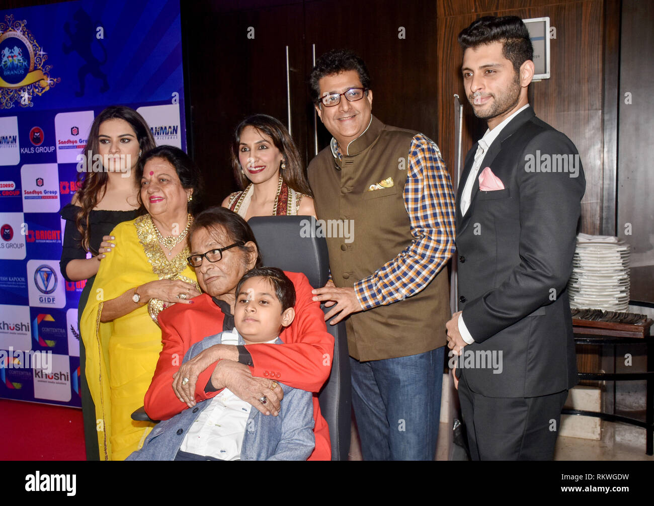Legendäre Schauspieler Manoj Kumar (C) mit seiner Familie besucht Power Brands-Bollywood's Film Journalist Award (BFJA) 2019 im Hotel Novotel Juhu in Mumbai. Stockfoto