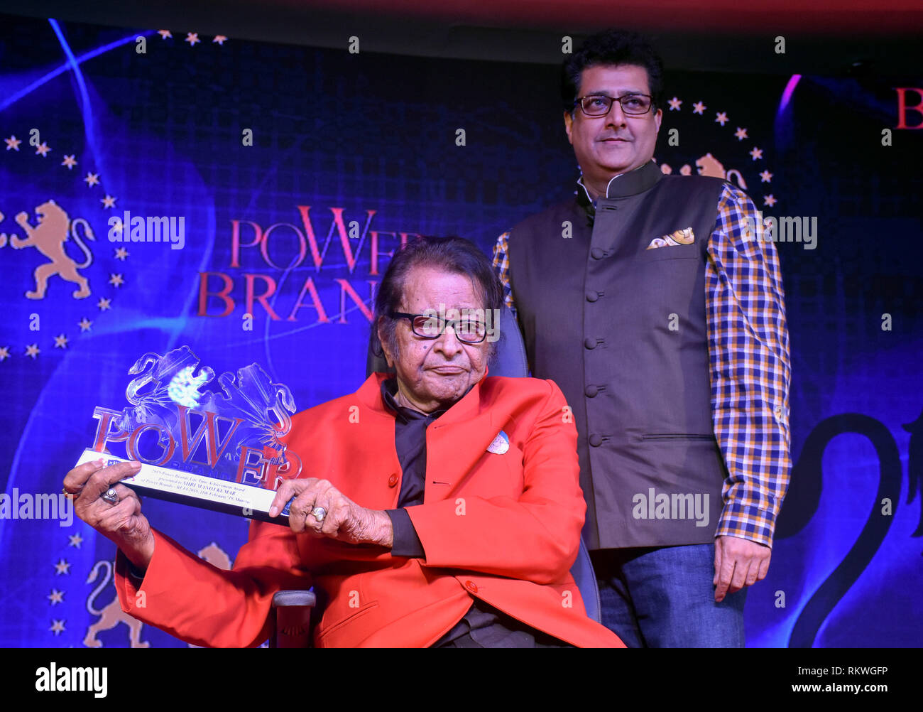 Legendäre Schauspieler Manoj Kumar mit Sohn Kunal Goswami besucht Power Brands-Bollywood's Film Journalist Award (BFJA) 2019 im Hotel Novotel Juhu in Mumbai. Stockfoto
