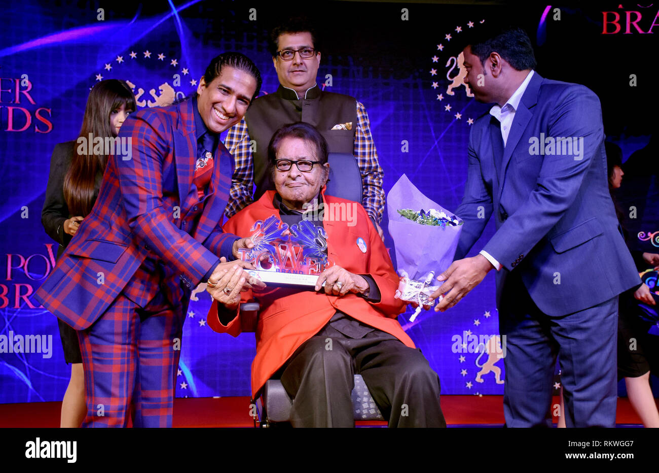 Legendäre Schauspieler Manoj Kumar (C) nimmt an den Power Brands-Bollywood's Film Journalist Award (BFJA) 2019 im Hotel Novotel Juhu in Mumbai. Stockfoto