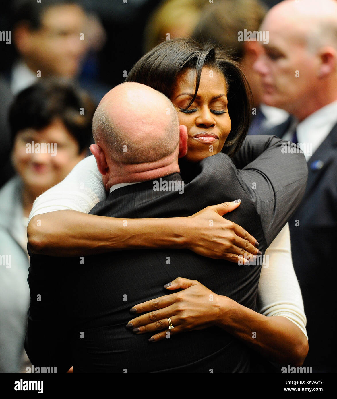 Tucson, Arizona, USA. 12. Jan 2011. First Lady Michelle Obama (R) Umarmungen der NASA-Astronaut Mark Kelly, Ehemann von US-Vertreter Gabrielle Giffords (Demokrat von Arizona), bei der Veranstaltung "Gemeinsam haben wir gedeihen: Tucson und Amerika'' zu Ehren des 8. Januar Opfer in der McKale Memorial Center an der Universität von Arizona Campus am Mittwoch, 12. Januar 2011 in Tucson, Arizona. Die Gedenkfeier zu Ehren der Opfer der Masse schießen auf ein Safeway Supermarkt, dass sechs Tote und Verletzte mindestens 13 Menschen, darunter US-Vertreter Gabrielle Giffords (Demokrat von Arizona), w Stockfoto