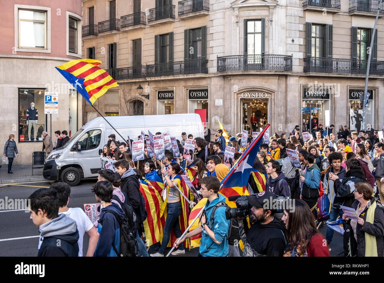 Mehrere städtischer Abgeordneter Flags sind während der Demonstration der Studenten gesehen, da sie durch Pelayo Straße in Barcelona. Zeitgleich mit dem ersten Tag der Prüfung der Katalanischen politischen Gefangenen der studentischen Gemeinschaft ein Tag der Solidarität Generalstreik unter dem Motto Republik für die Leute organisiert hat. Stockfoto