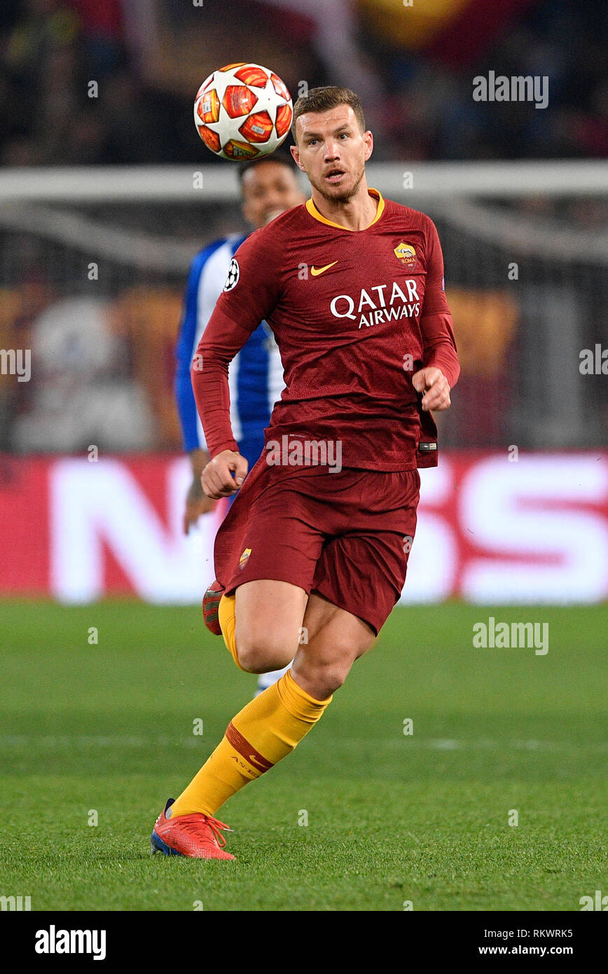 Rom, Italien. 12. Feb 2019. Foto Fabrizio Corradetti 12 Febbraio 2019 Roma (Italia) Sport Calcio Roma - Porto Uefa Champions League 2018-2019 - Stadio Olimpico di Roma Nella Foto: Edin Dzeko Foto Fabrizio Corradetti, 12. Februar 2019 Rom (Italien) Sport Fussball Roma - Porto Uefa Champions League 2018-2019 - Olympiastadion der Roma im Pic: Edin Dzeko Credit: Fabrizio Corradetti/Alamy leben Nachrichten Stockfoto