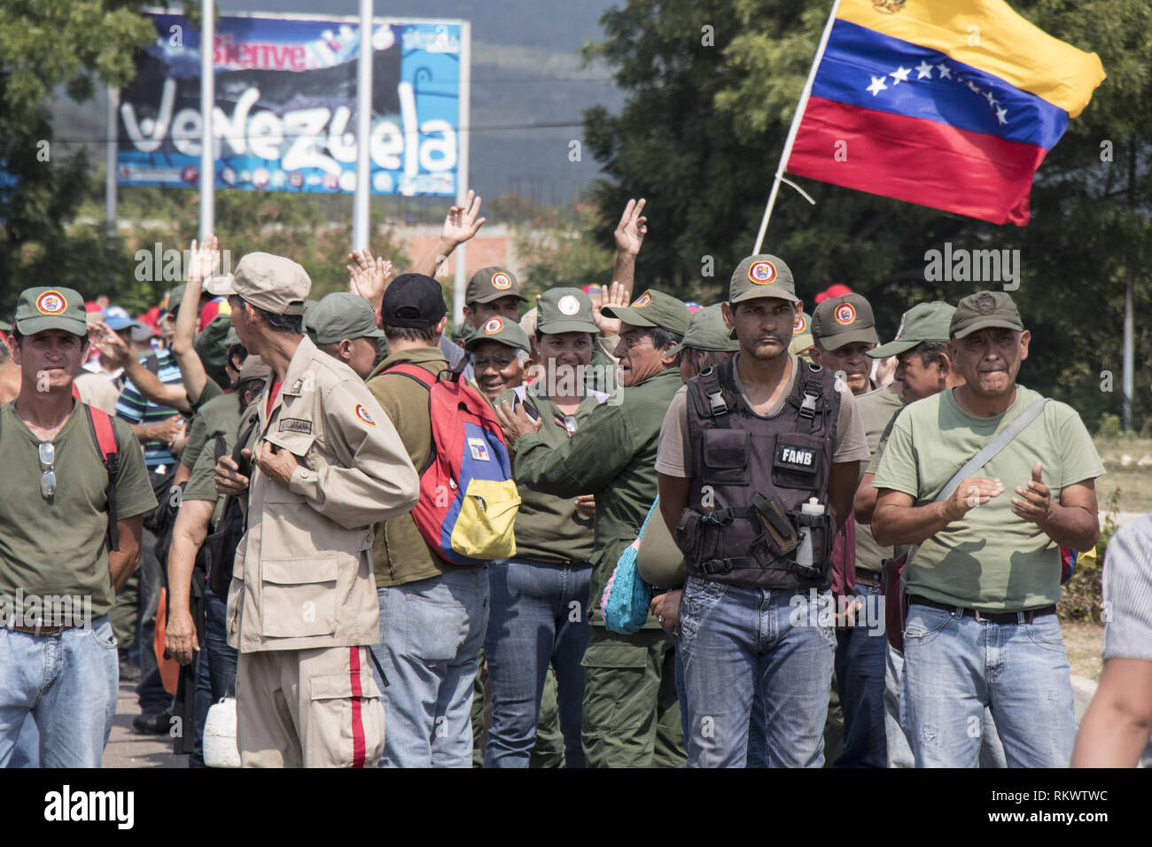 Caracas, Venezuela. 12 Feb, 2019. Mitglieder der Venezolanischen Bolivarianischen Nationalgarde patrouilliert an Tienditas internationale Brücke in Urena, Tachira Staat, Venezuela, an der Grenze zu Kolumbien, backdropped von Containern von venezolanischen Streitkräfte in der Lage, die Brücke zu blockieren, am 12. Februar 2019. Credit: Elyxandro Cegarra/ZUMA Draht/Alamy leben Nachrichten Stockfoto