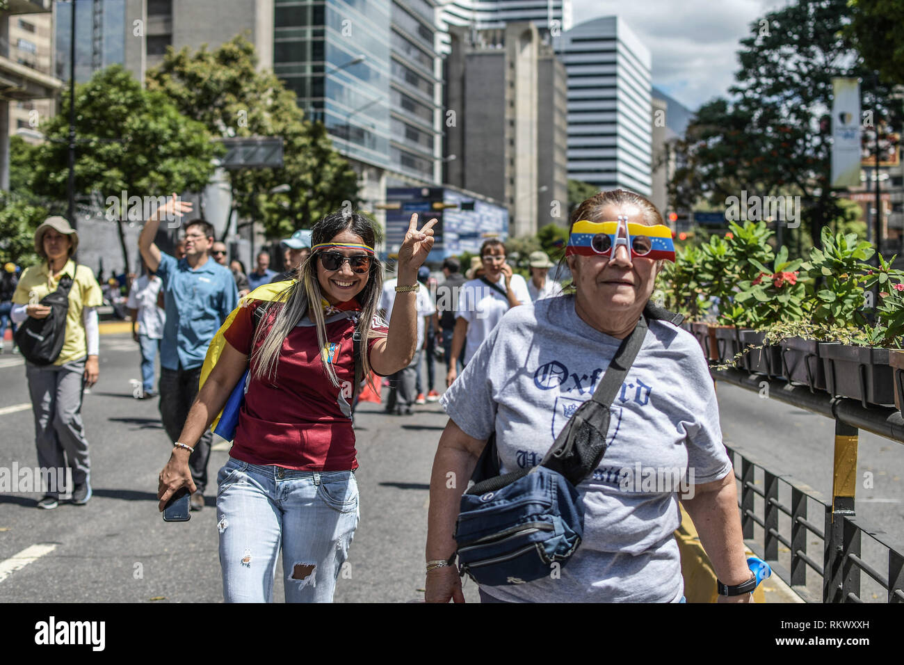 Frauen gesehen, die Teil der Demonstration während eines Protestes für eine änderung in der Regierung zu nennen. Gegner sammeln bei einem Protest organisiert von der PSUV (Vereinigte Sozialistische Partei Venezuelas) nach dem Aufruf von Interim Präsident Juan Guaido, ihre Unterstützung, um ihm zu zeigen, während die Armee mehr humanitäre Helfer ins Land zu lassen. Stockfoto