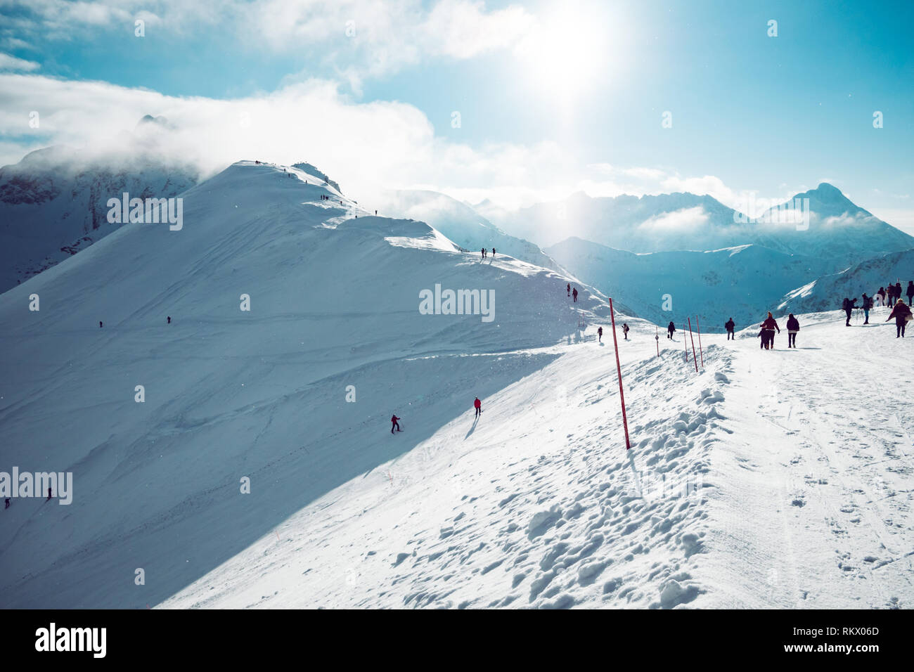 Menschen mit wunderschönem Wetter in verschneiten Bergen Stockfoto Menschen mit wunderschönem Wetter in verschneiten Bergen Stockfoto
