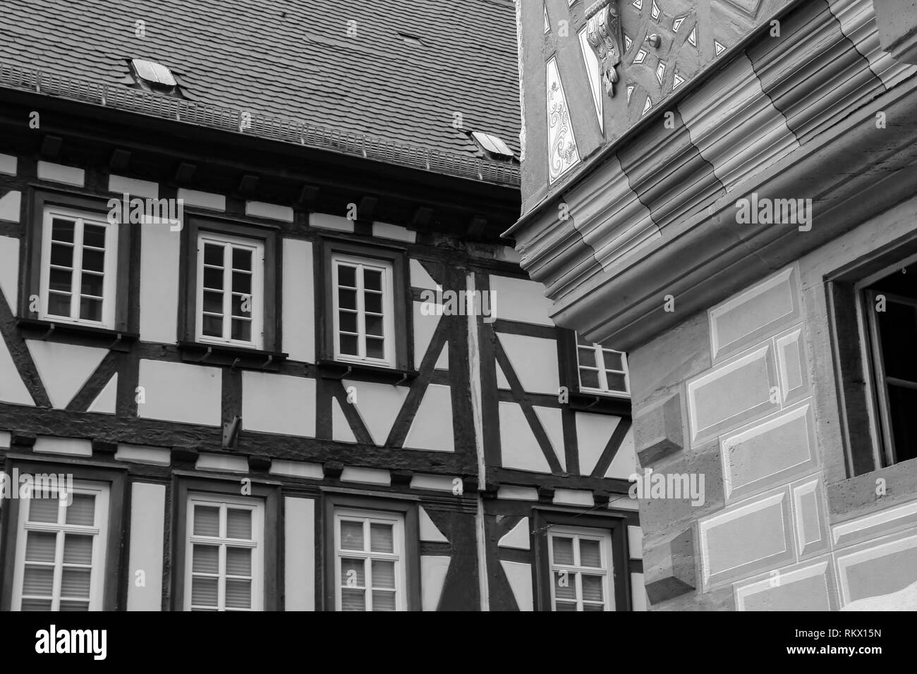 Haus Tudor Stil. Fassaden der Häuser im alten Stil. Stockfoto