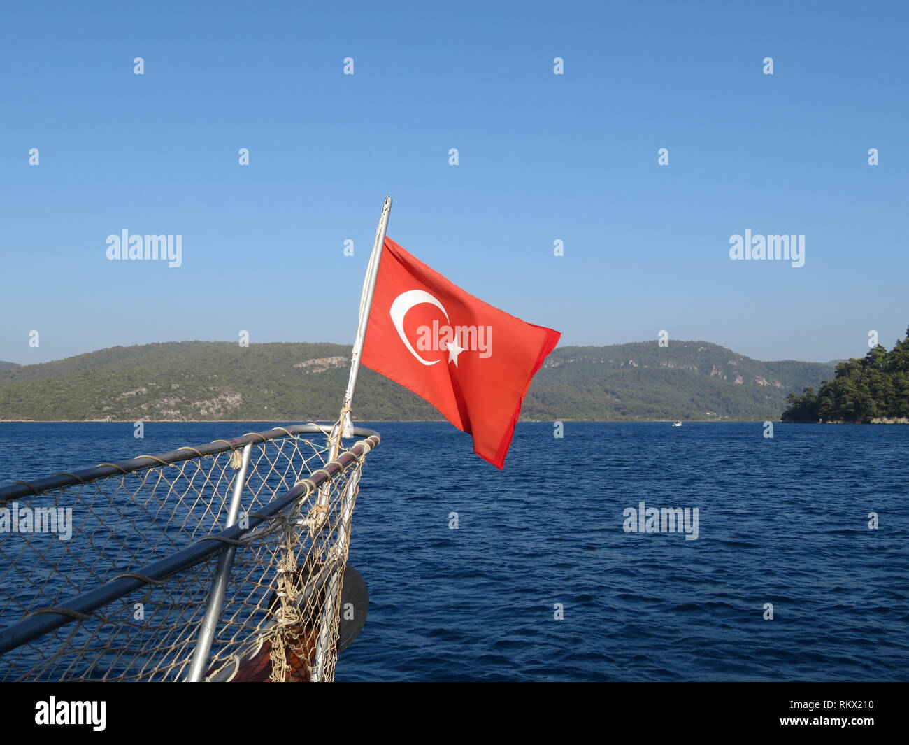 Türkei Flagge auf der Nase des Schiffes. Türkische Küste, mediterranen Seenlandschaft Stockfoto