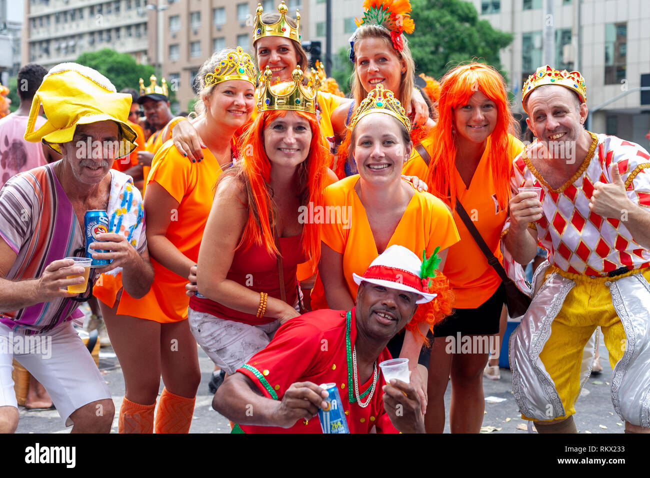 Gruppe der Touristen mit einem Niederländischen orange Theme an ein ...