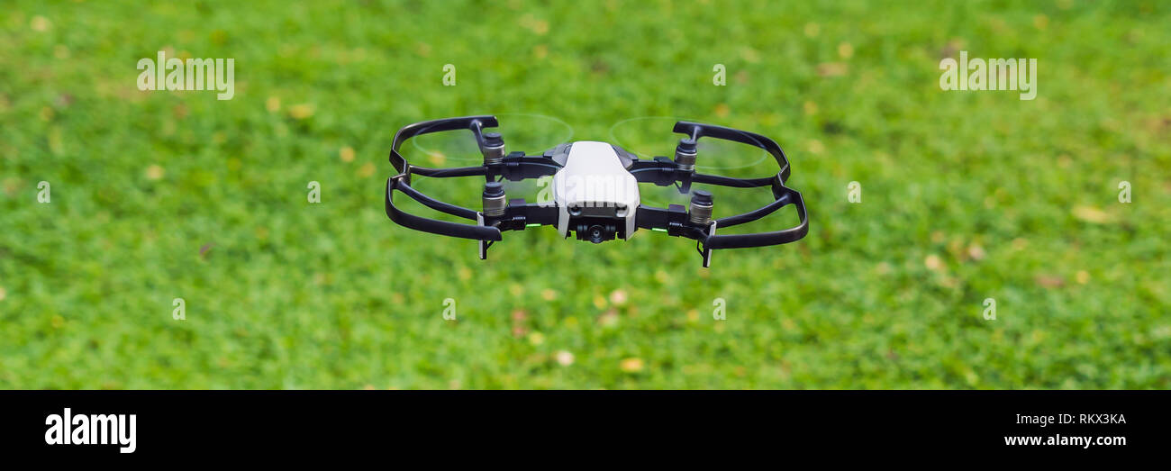 Weiß Drohne Fliegen gegen die Gras Hintergrund BANNER lange Format Stockfoto