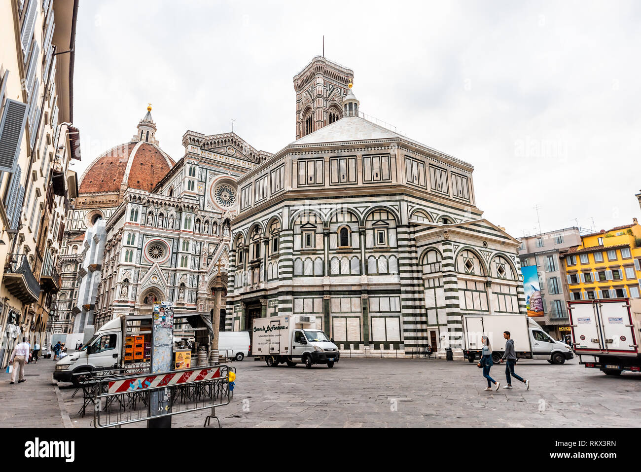 Firenze, Italien - 31. August 2018: Außerhalb der äußeren Fassade der Kathedrale Santa Maria Gebäude in der Toskana auf der Piazza Straße in bewölkten Morgen Weitwinkel v Stockfoto