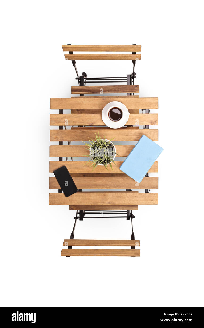 Blick von oben auf einen hölzernen Tisch und zwei Stühle von oben genommen Stockfoto