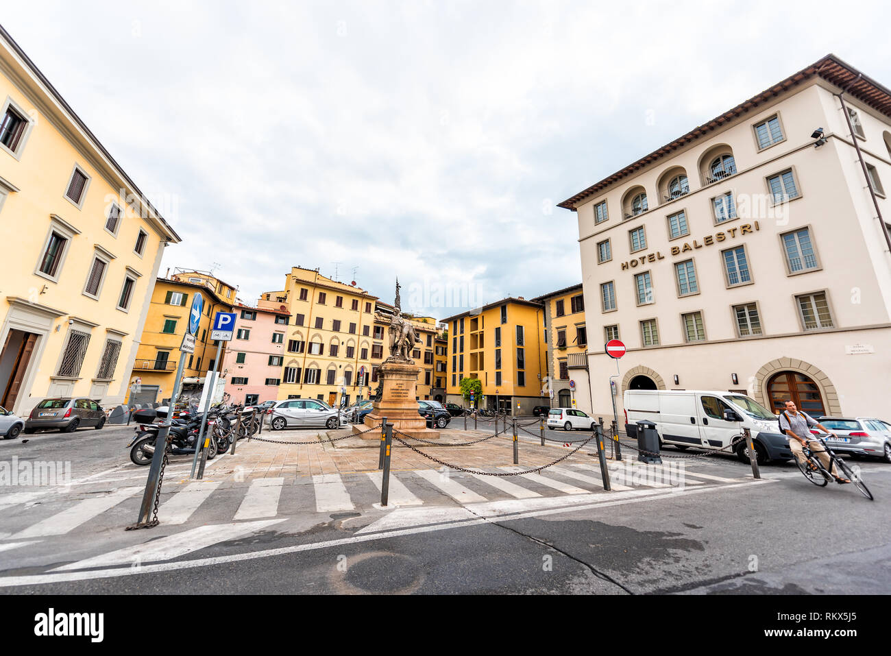 Florenz, Italien - 31. August 2018: Firenze orange gelben Gebäude im Sommer bewölkten Morgen in Toskana mit Hotel Balestri Piazza Mentana Stockfoto