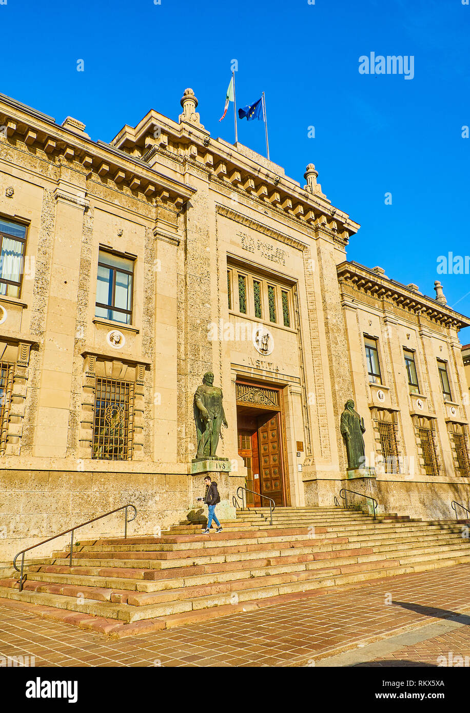 Die Fassade des Palazzo della Procura della Repubblica, Justiz Palast von Bergamo. Piazza Dante Alighieri entfernt. Bergamo, Lombardei, Italien. Stockfoto