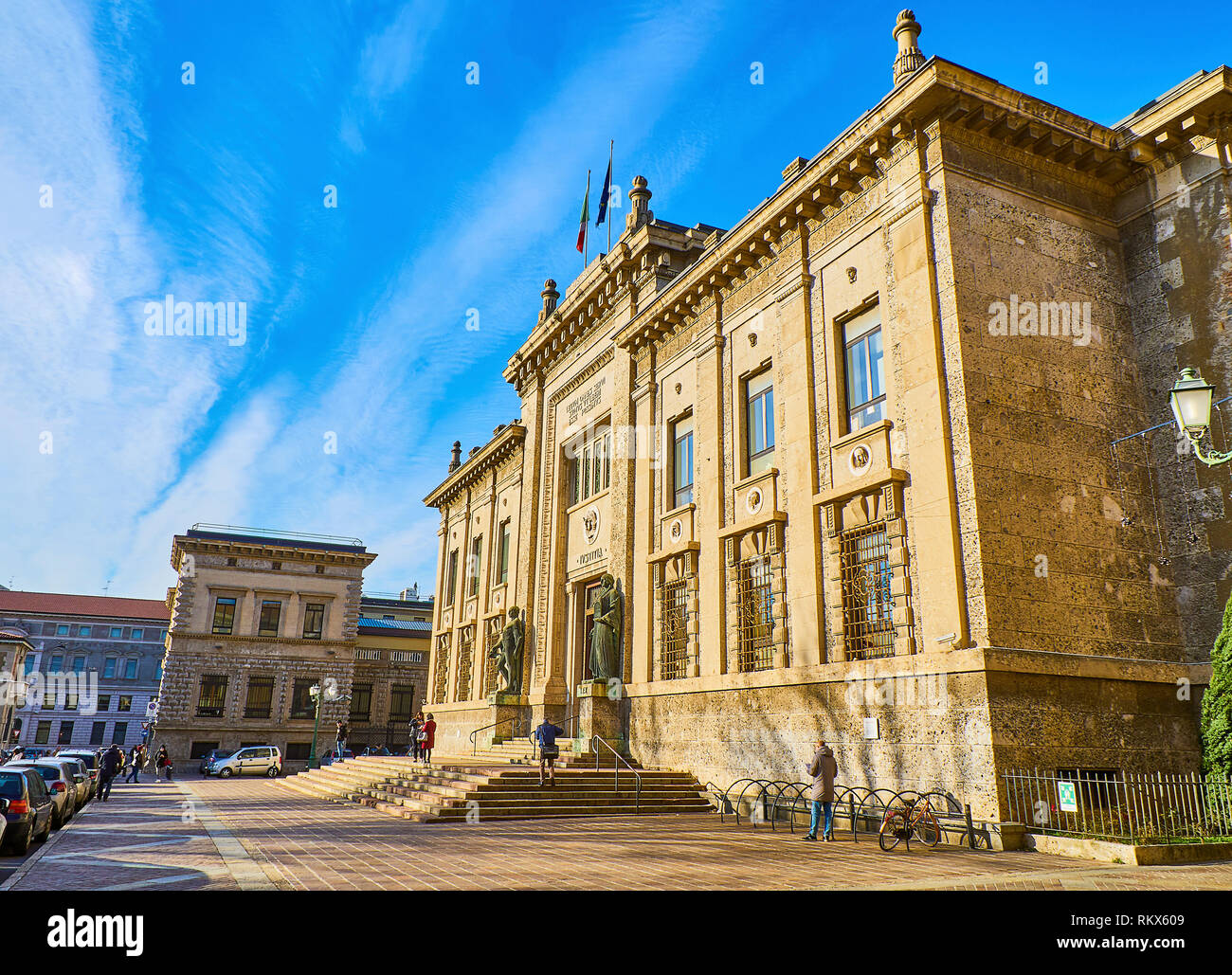 Die Fassade des Palazzo della Procura della Repubblica, Justiz Palast von Bergamo. Piazza Dante Alighieri entfernt. Bergamo, Lombardei, Italien. Stockfoto
