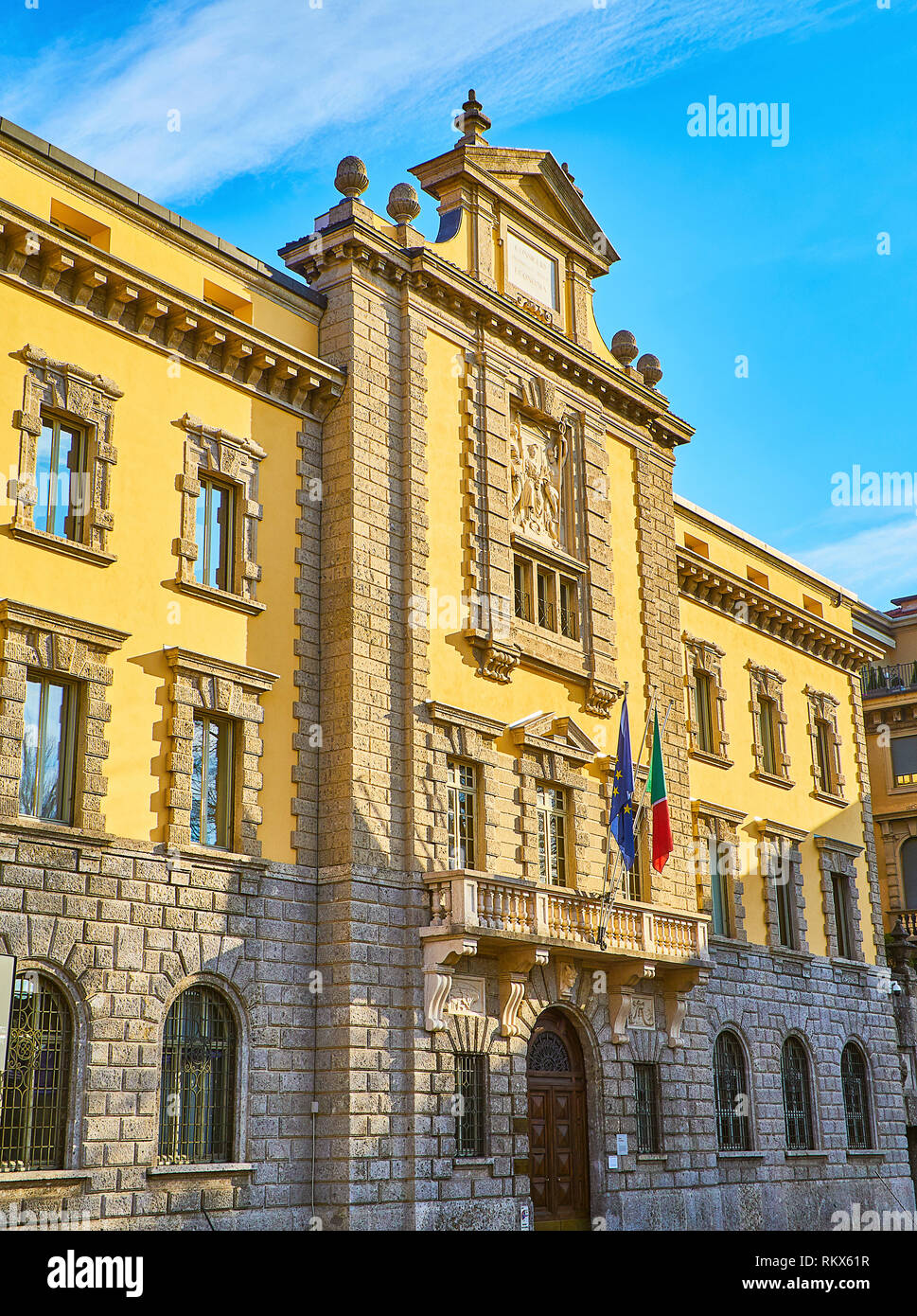 Hauptfassade der Handelskammer von Bergamo. Piazza Dante Alighieri entfernt. Bergamo, Lombardei, Italien. Stockfoto