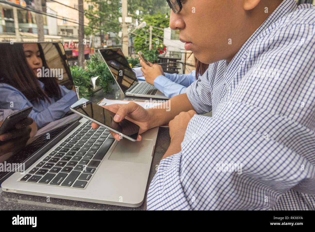 Geschäftsleute mit Smartphone und Laptop Stockfoto