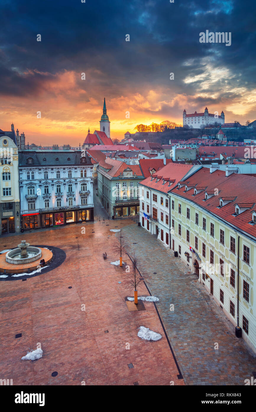 Bratislava. Antenne Stadtbild Bild der historischen Innenstadt von Bratislava, Hauptstadt der Slowakei während des Sonnenuntergangs. Stockfoto