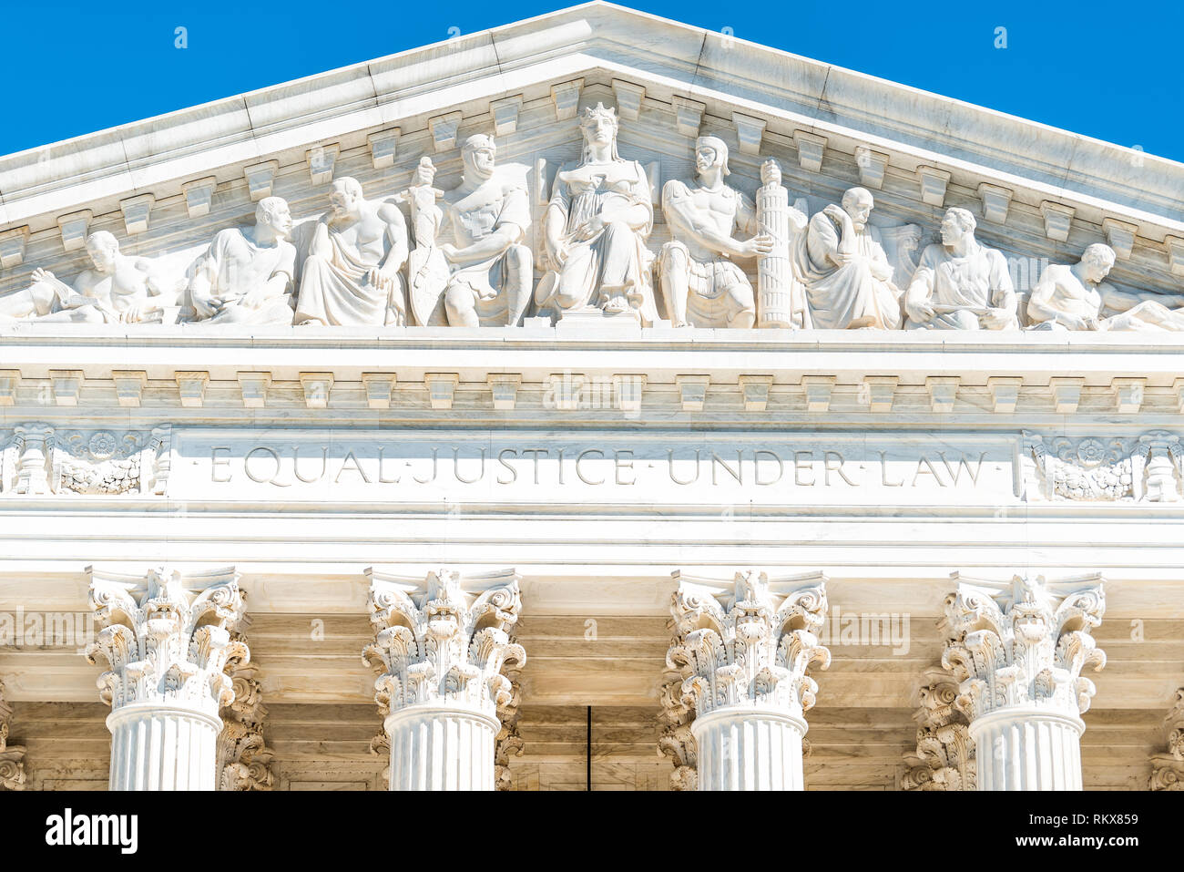 Washington DC, USA die Außenseite des Supreme Court Gebäude Marmor Architektur und Closeup auf Kapital Capitol Hill Säulen Säulen durch Eingang und Zeichen Stockfoto