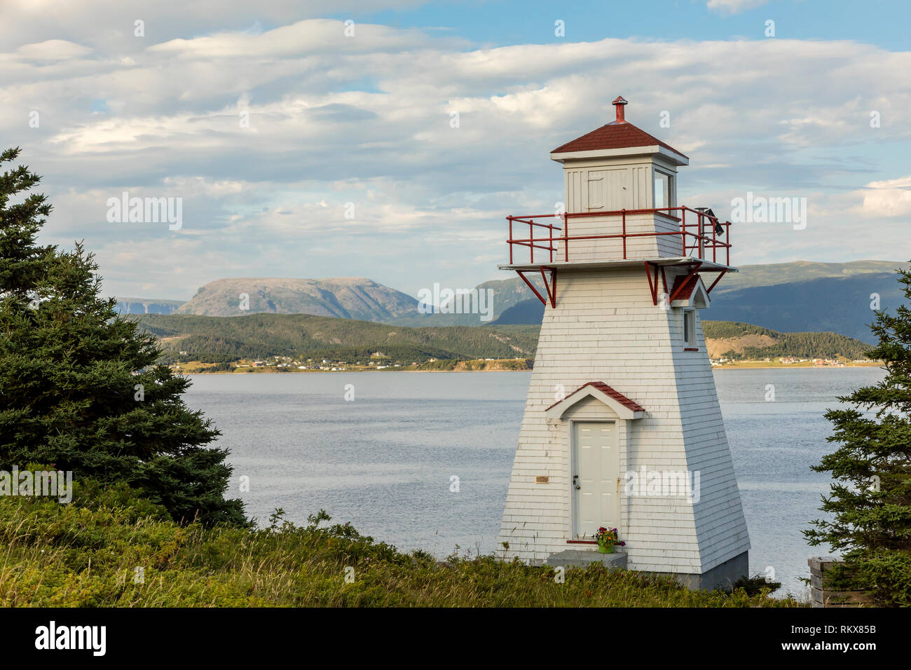 Leuchtturm in Woody Point auf Bonne Bay mit Norris Punkt in der Ferne. Stockfoto