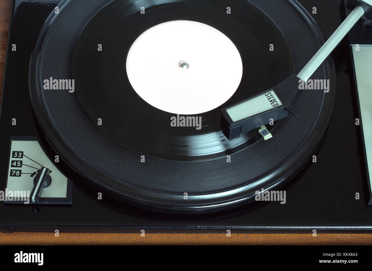 Alte vintage Record Player spielen Schallplatte mit rosa Label. Ansicht von oben horizontal Foto anzeigen Stockfoto