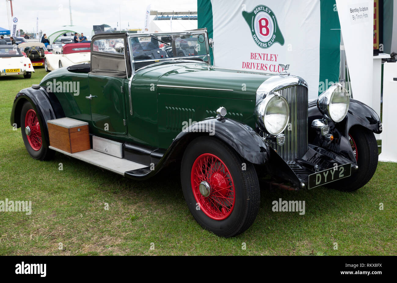 Drei Viertel der Vorderansicht eines Grünen, 1937 Bentley im Bentley Drivers Club Zone der Silverstone Classic 2017 Stockfoto