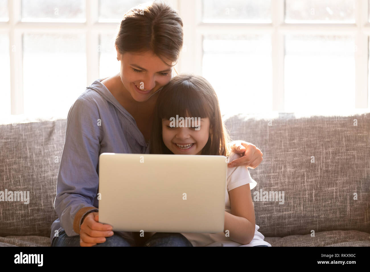 Glückliche Mutter mit Tochter Spaß online mit Laptop Stockfoto