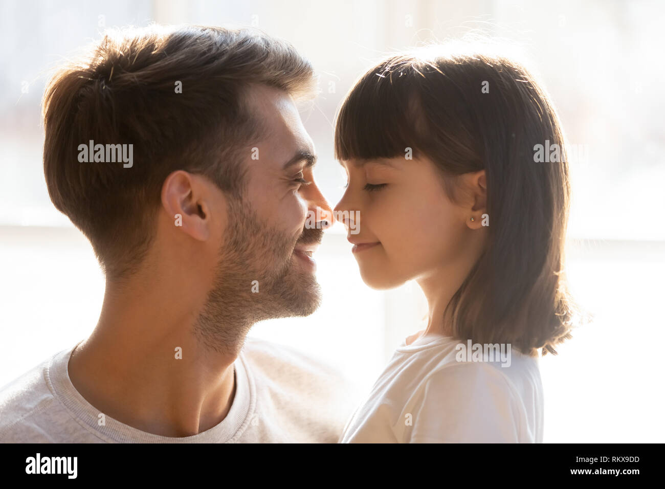 Happy liebevollen Vater und Kind Tochter berühren Nasen Zärtlichkeit genießen Stockfoto