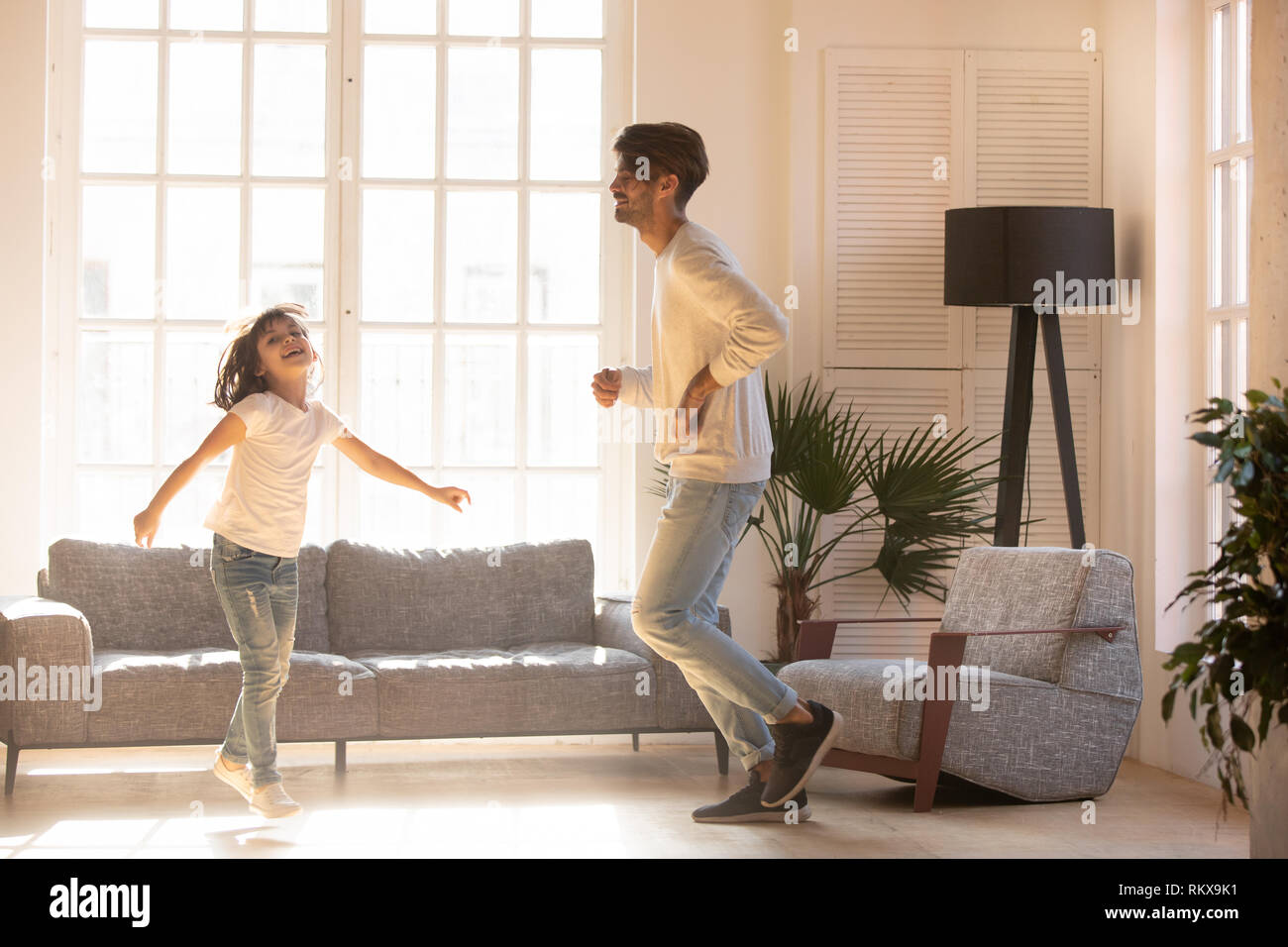 Leidenschaftlich gerne Vater und Kind Tochter tanzen zu Hause springen Stockfoto