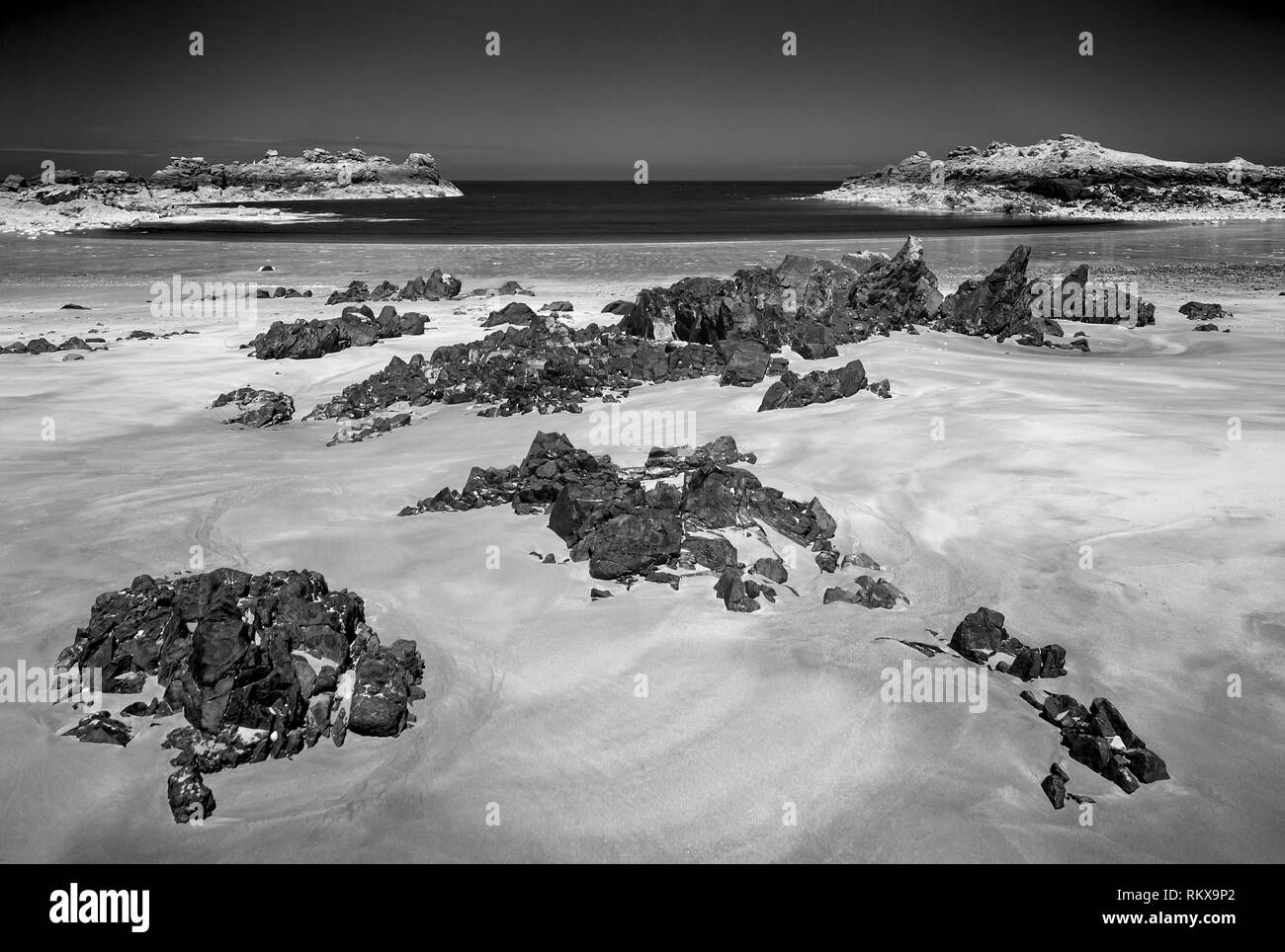 Eine Infrarot monochromen Bild am Strand von saye Bay auf Alderney, Channel Islands. Stockfoto