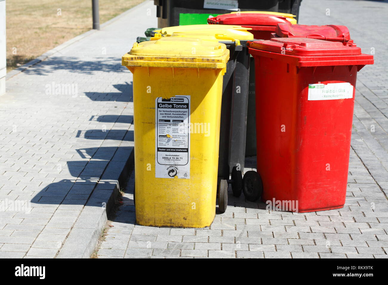 Bunte Mülltonnen, gelbe Tonne für plastik Müll, rote Tonne für Glas Müll,  Deutschland, Europa ich Bunte Mülltonnen, Gelbe Tonne für Plastikmüll, Ro  Stockfotografie - Alamy