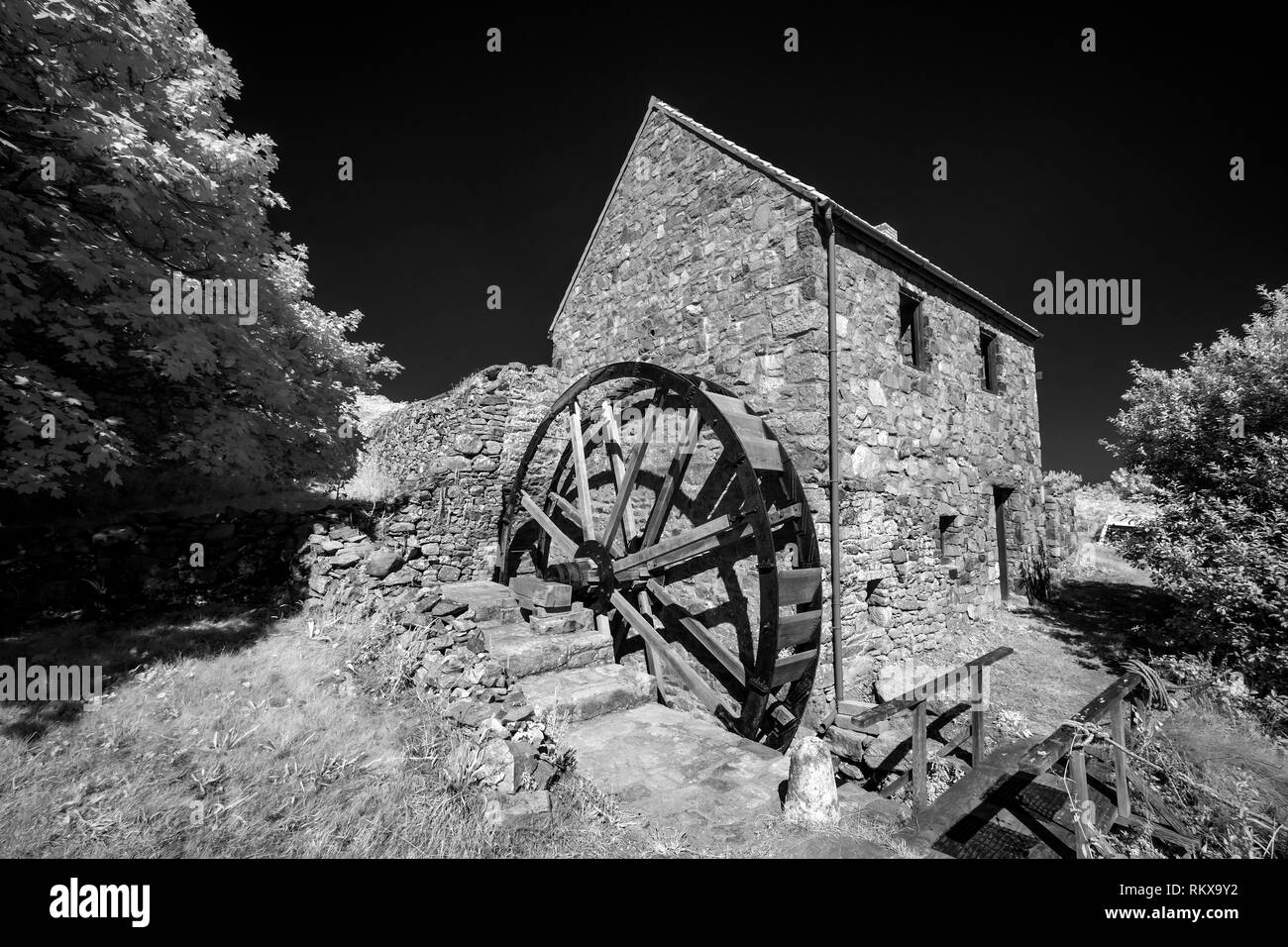 Eine Infrarot monochromen Bild der alten Wassermühle auf Alderney, Channel Islands. Stockfoto