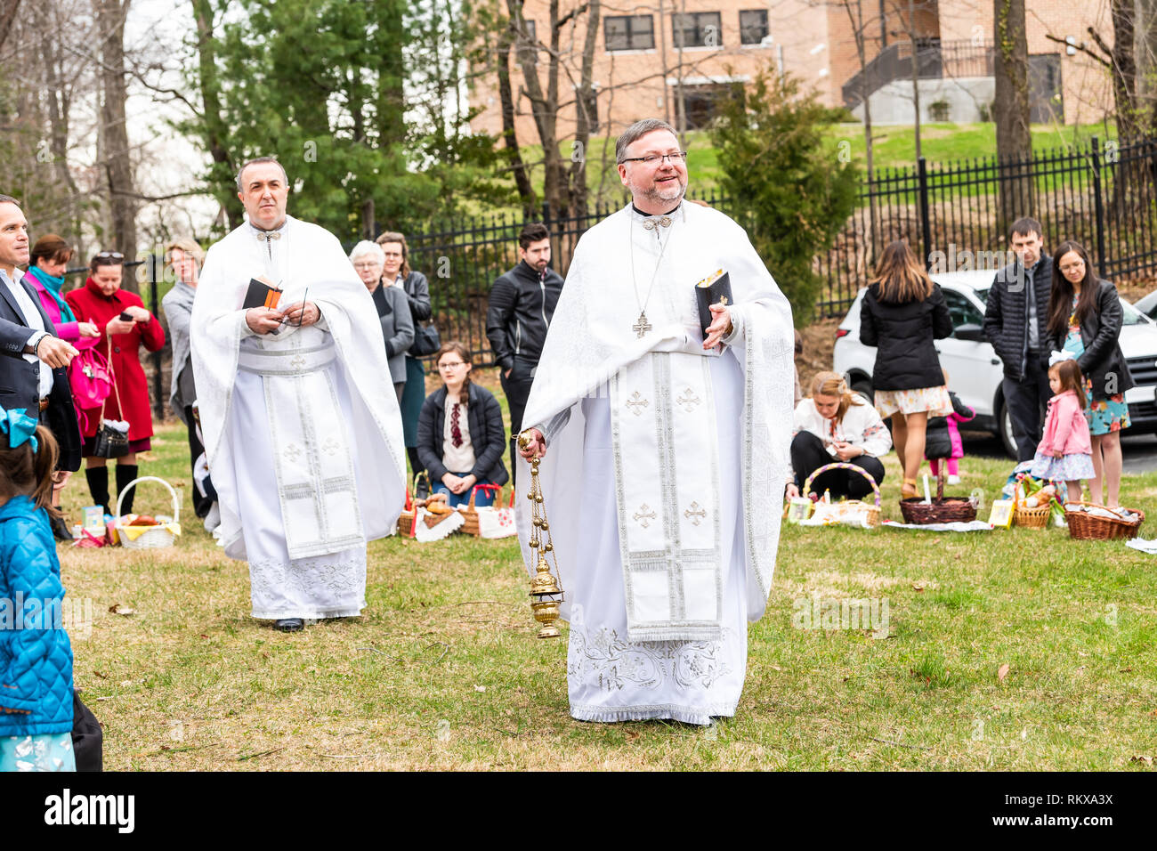 Washington DC, USA - April 1, 2018: Menschen und glückliche Priester zu beten, die Bibel, die Heilige Wasser Segen zu Ostern Körbe auf dem Ukrainischen Katholischen Stockfoto