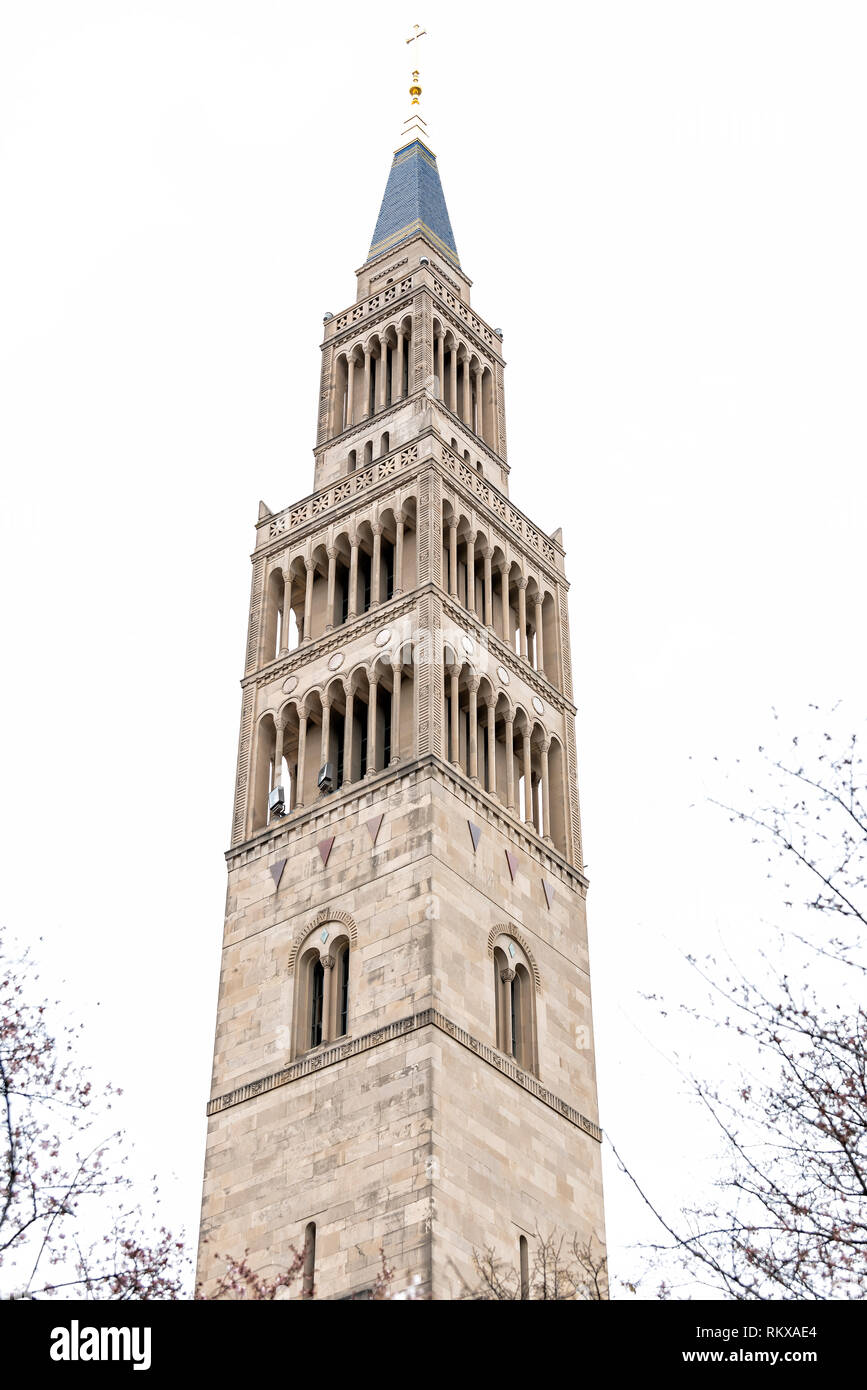 Washington DC, USA - April 1, 2018: die Basilika von Nationalheiligtum der Unbefleckten Empfängnis Katholische Kirche Gebäude Turm Hintergrund in der Hauptstadt Stockfoto