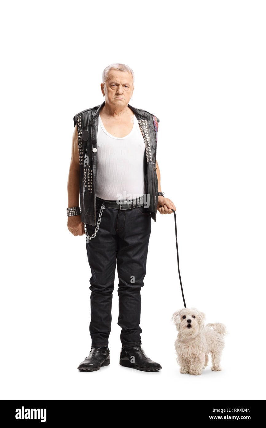 In voller Länge Porträt eines reifen grumpy Punkers stehend mit einem maltesischen Pudel Hund auf weißem Hintergrund Stockfoto