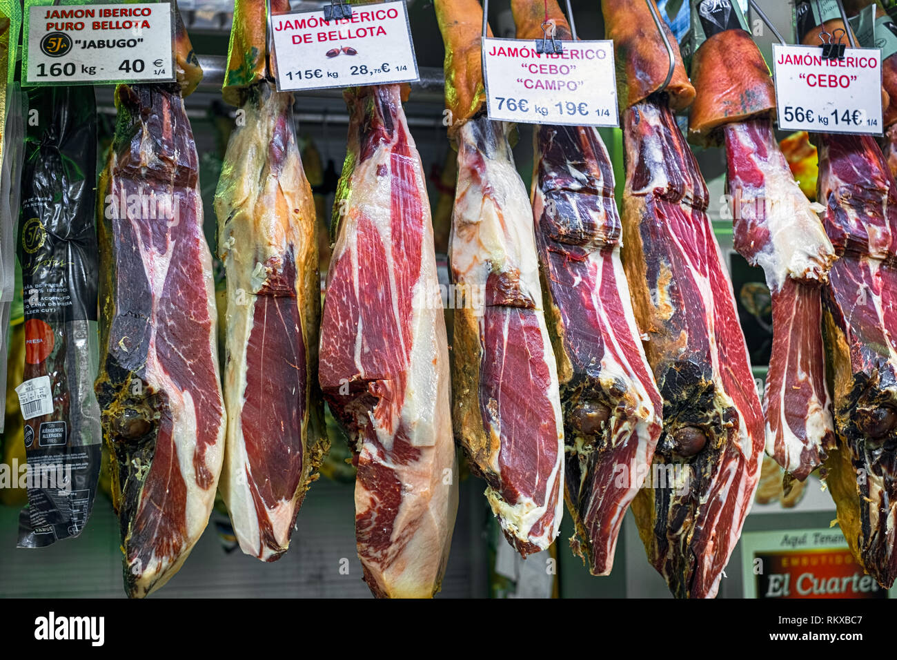 Malaga, Spanien - 12. Mai 2018. Jamon Iberico in der spanischen Zentrale Markt (Mercado Central Atarazanas Atarazanas) im Zentrum von Malaga, Spanien Stockfoto