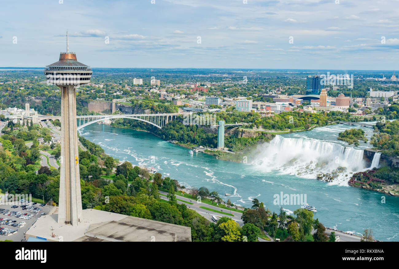 Luftaufnahme des Skylon Tower und der schönen Niagara Falls in Kanada Stockfoto