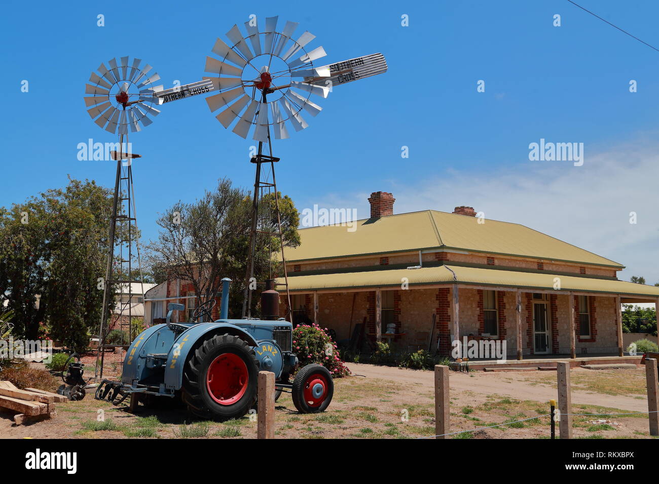 Bauernhaus mit Windpumpen und Traktor in Port Milang, Südaustralien Stockfoto